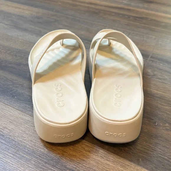 Crocs Getaway Platform Toe Loop Sandal in Sandstone, Size 10 - Picture 5 of 8